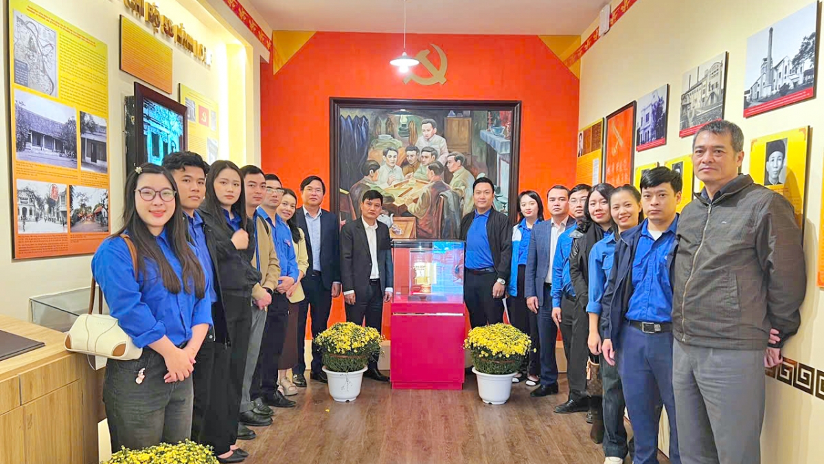 咸龙街5D号房被改建为纪念馆，展出与越南第一个共产党支部的成立和活动相关的文献和文物