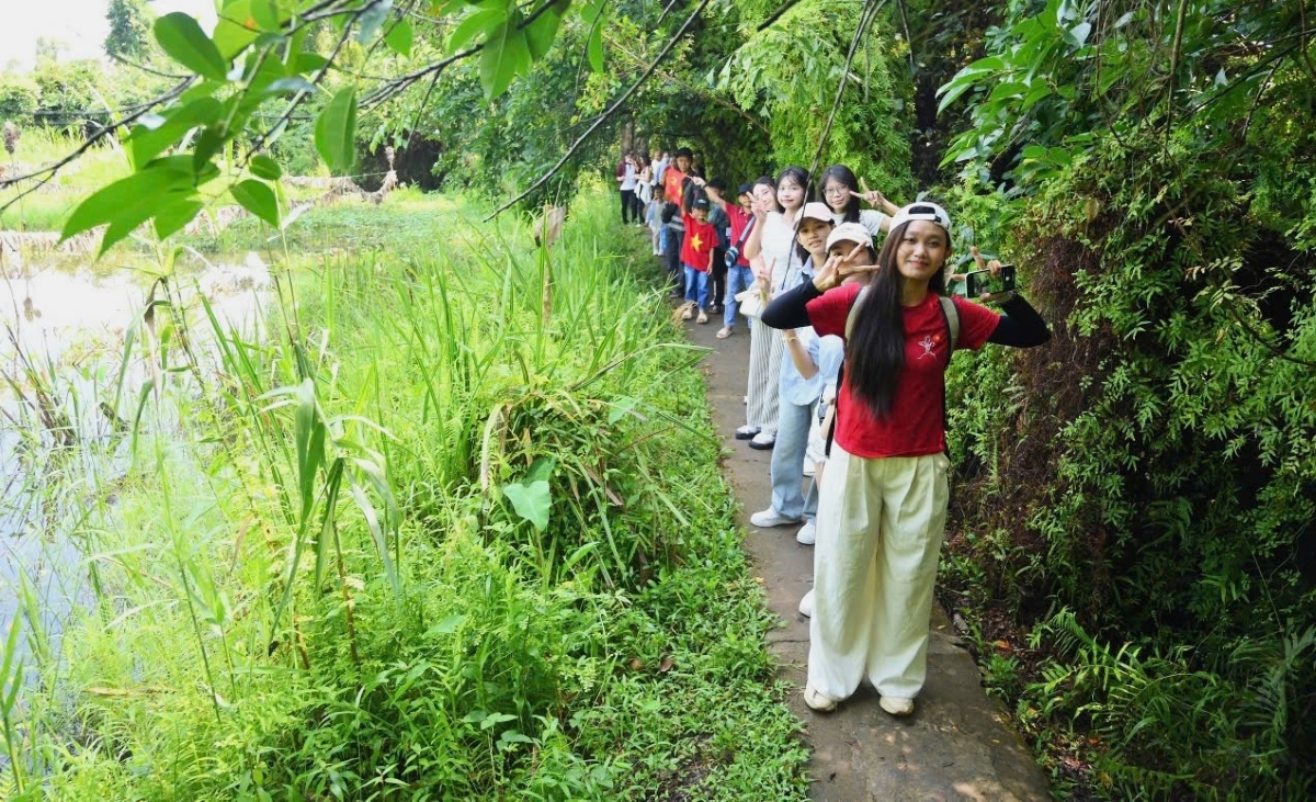 学生在生态旅游区体验活动