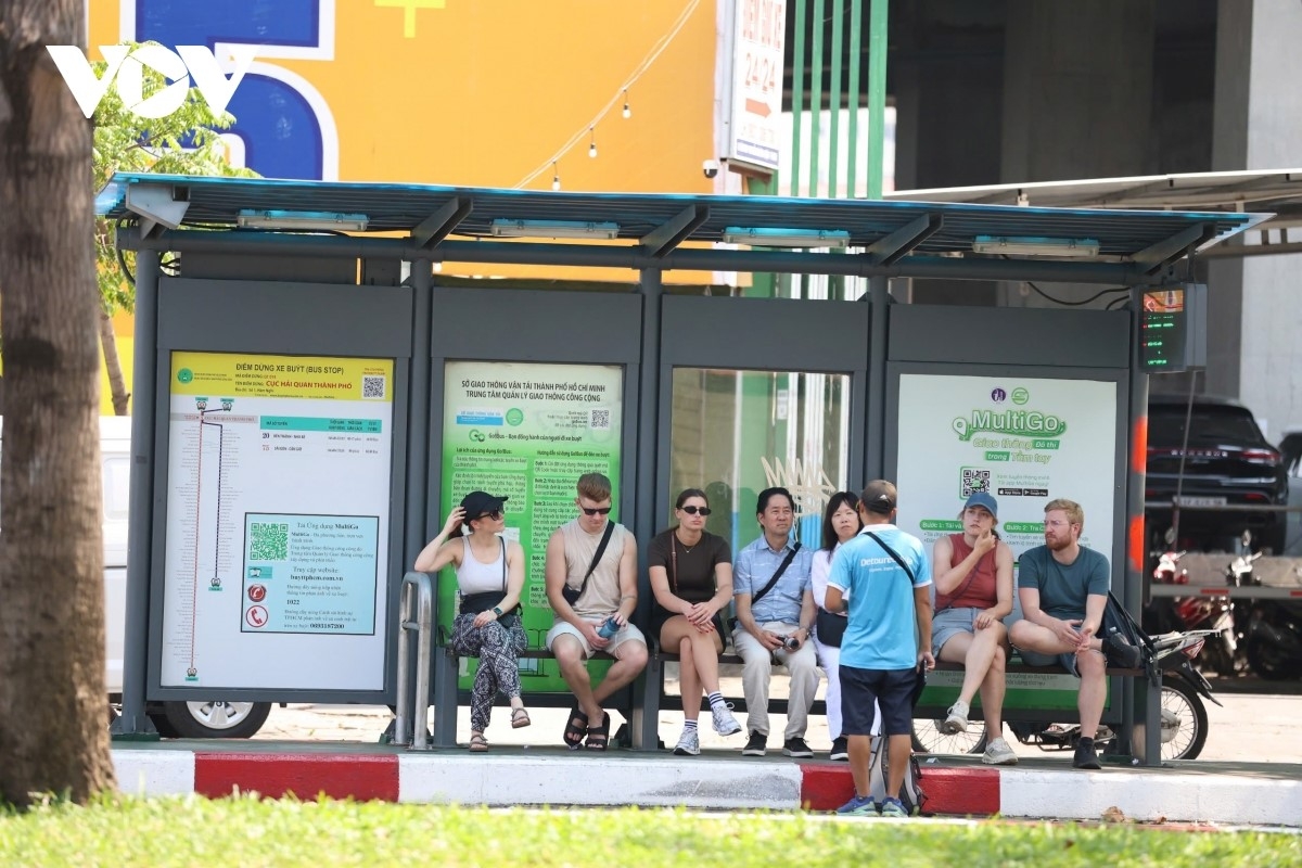 De nombreux touristes internationaux choisissent également fréquemment le bus comme moyen de transport lors de leur visite à Hô Chi Minh-Ville. Photo: Ty Huỳnh/VOV Hô Chi Minh-Ville