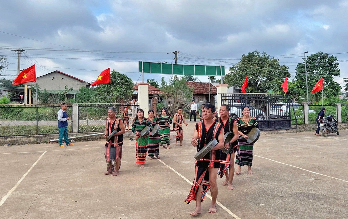 Les M'nông jouent des gongs et exécutent la danse xoang pour accueillir les visiteurs. Photo: Quôc Hoc/VOV dans les hauts plateaux du Centre