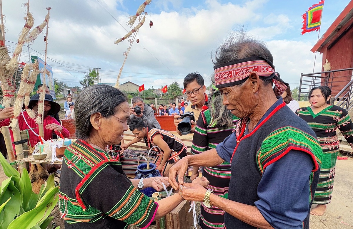 សិប្បករដ៏ឆ្នើម - ព្រឹទ្ធាចារ្យភូមិ Y Xuyen កំពុងបើកស្រាពាងនៅក្នុងពិធីបុណ្យ (រូបថត៖ Quoc Hoc/VOV-Tay Nguyen)