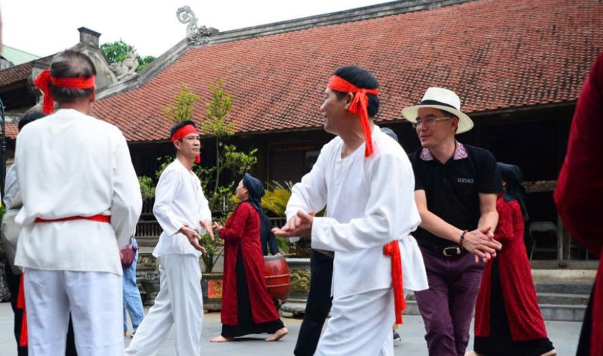 観光客が芸人と共に民謡ハットスアンを体験する（写真：Thế Hùng/VOV5）