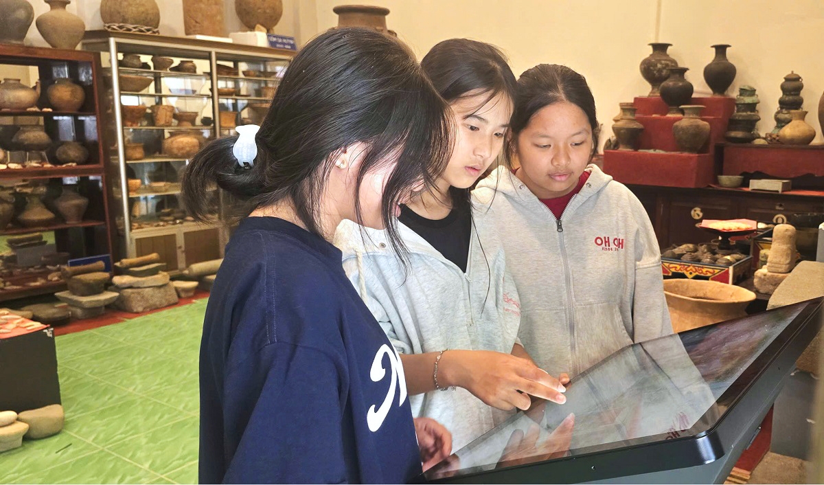 Die Schülerinnen lernen im Antiquitätenmuseum Mui Ne Informationen mithilfe interaktiver Bildschirme kennen. (Foto: Doan Si)