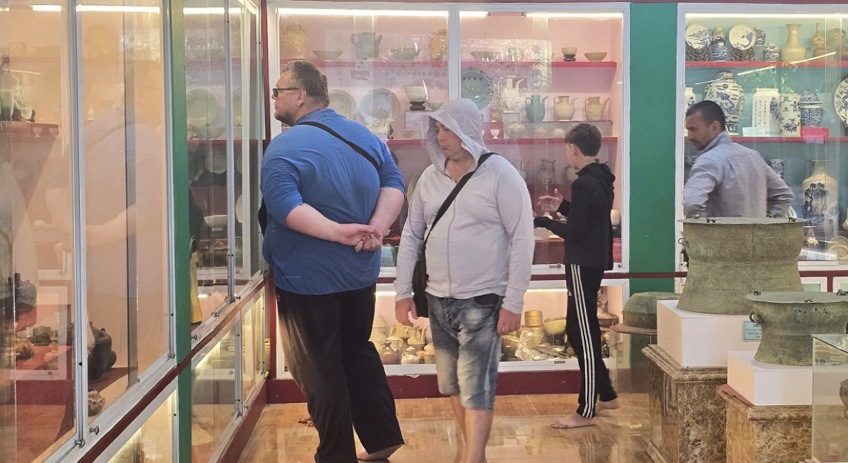 Ausländische Touristen besuchen das Museum. (Foto: Doan Si)