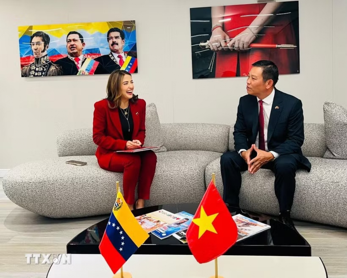 La ministra venezolana de Turismo, Daniella Cabello, y el embajador vietnamita en Caracas, Vu Trung My.  Foto: VNA
