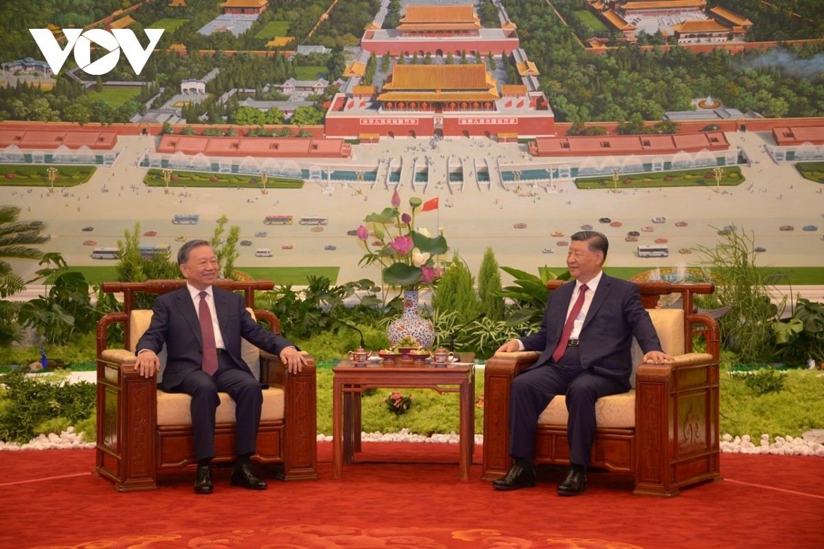 Le secrétaire général du Parti communiste et président de la République Tô Lâm (gauche) accueilli par son homologue chinois Xi Jinping en Chine, en août 2024. Photo d'archives: VOV