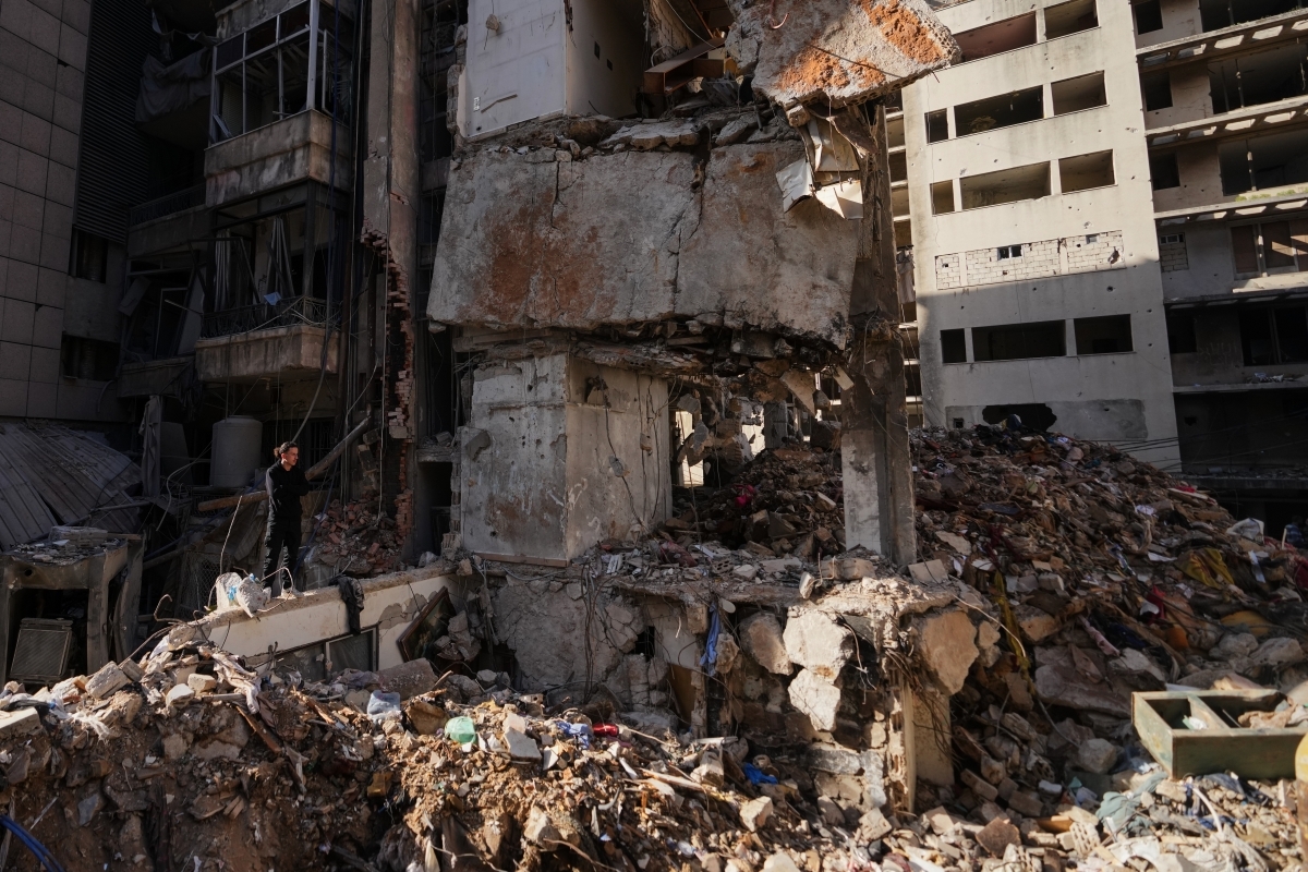 Un homme se tient sur le site d'un immeuble détruit par une frappe aérienne israélienne dans le centre de Beyrouth, dimanche 12 avril 2026. Photo: AP/Hassan Ammar