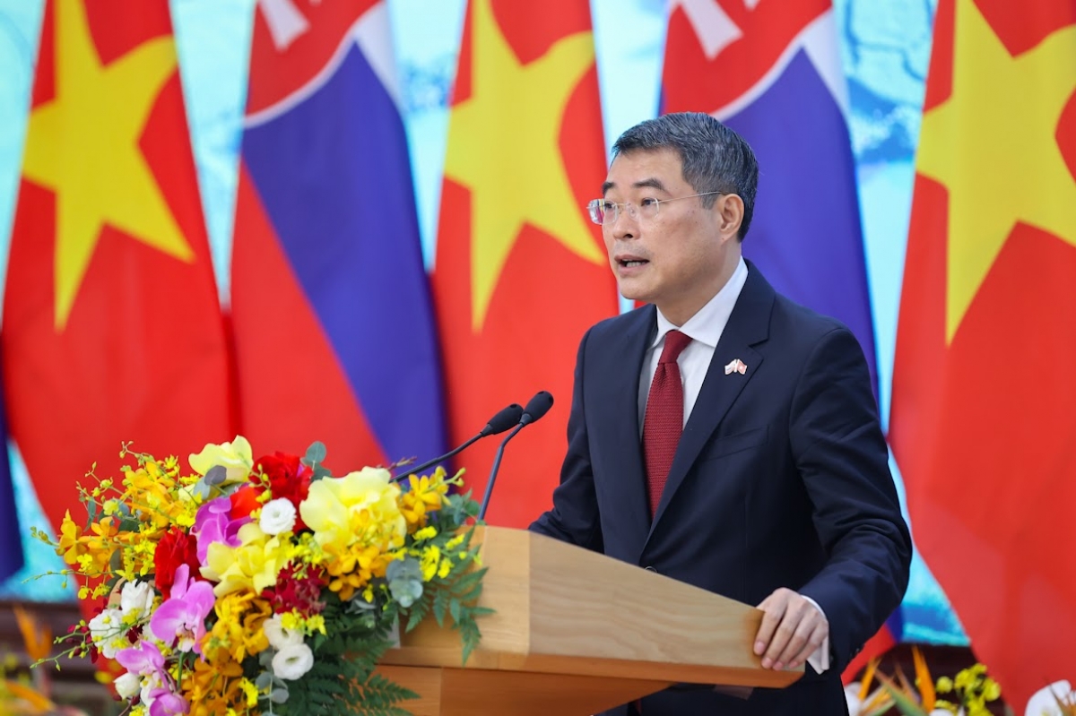 Premierminister Le Minh Hung redet auf der Pressekonferenz. (Foto: Nhat Bac/baochinhphu.vn)