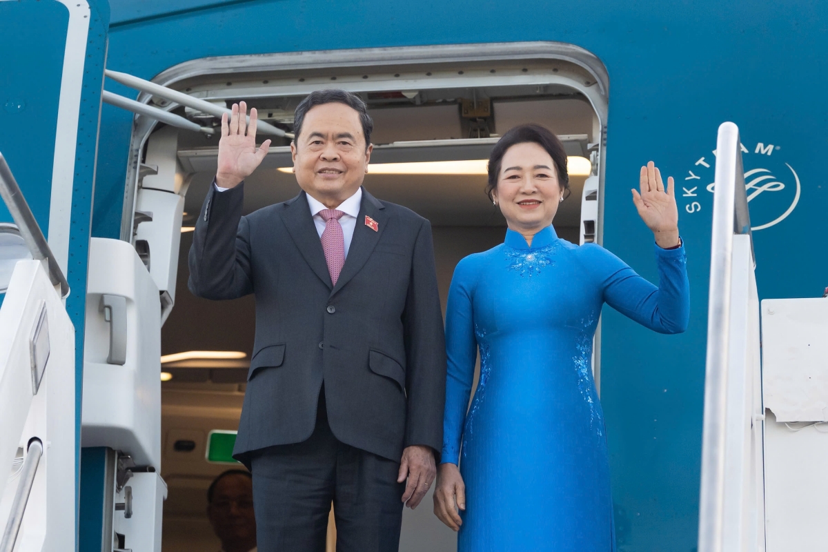 ประธานสภาแห่งชาติ เจิ่นแทงเหมินและภริยา (Quốc hội)