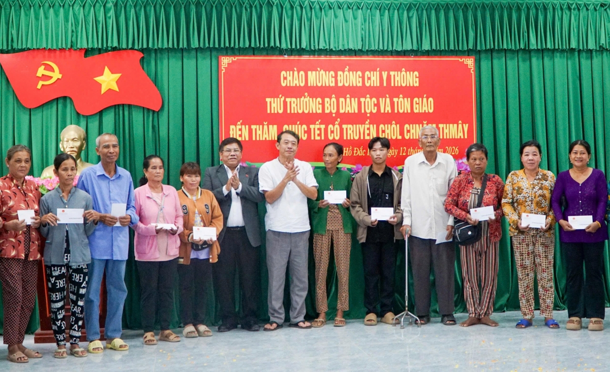 Thứ trưởng Bộ Dân tộc và Tôn giáo Y Thông (thứ 6 từ trái sang) thăm hỏi, trao quà cho các hộ đồng bào Khmer có hoàn cảnh khó khăn tại xã Hồ Đắc Kiện. Ảnh: Tấn Phong/VOV-ĐBSCL