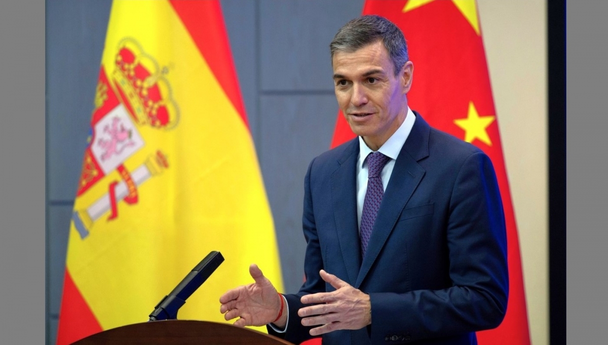 El presidente del Gobierno español, Pedro Sánchez, pronuncia un discurso en la Universidad de la Academia China de Ciencias, en Beijing, el lunes 13 de abril de 2026. Foto: Andrés Martínez Casares/AP