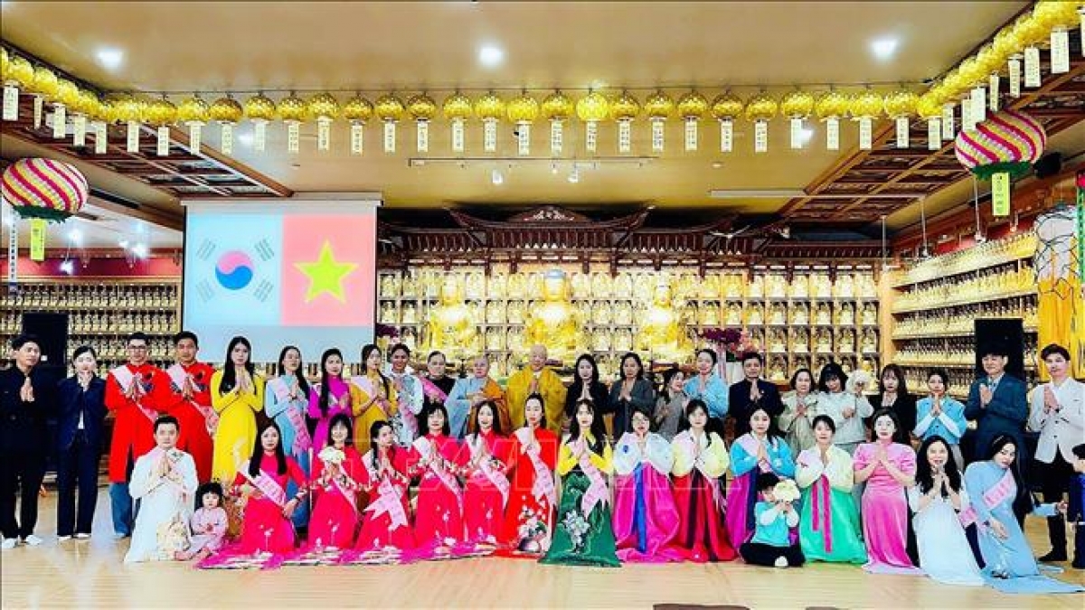 Các đại biểu và đại diện kiều bào Phật tử chụp ảnh lưu niệm. Ảnh: Đức Thắng/TTXVN