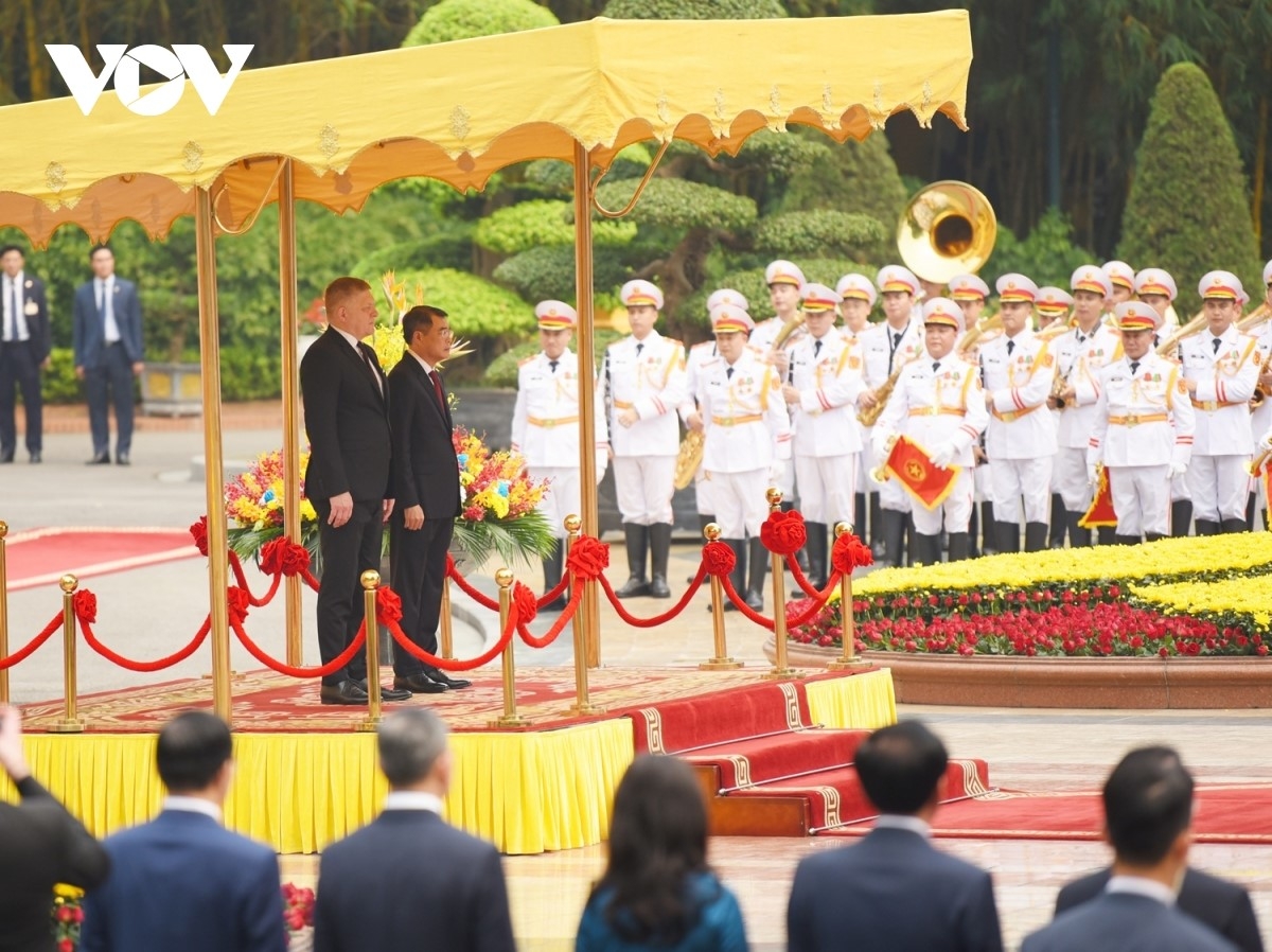 PM Le Minh Hung memimpin upacara penyambutan resmi PM Republik Slovakia. Foto: VOV
