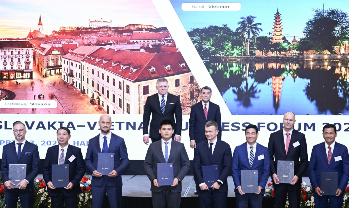 The Prime Minister of Slovakia and the Prime Minister of Vietnam witnessed the signing ceremony of seven Memoranda of Understanding. Photo: Lai Hoa/VOV