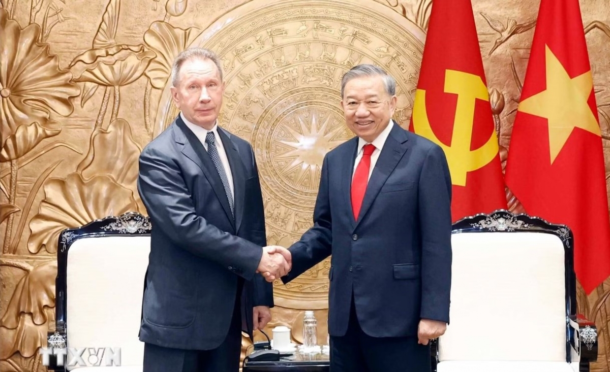 El secretario general del Partido Comunista y presidente del Estado de Vietnam, To Lam (dcha.), junto a Viktor Zolotov, director del Servicio Federal de la Guardia Nacional de Rusia. Foto: Thong Nhat/VNA
