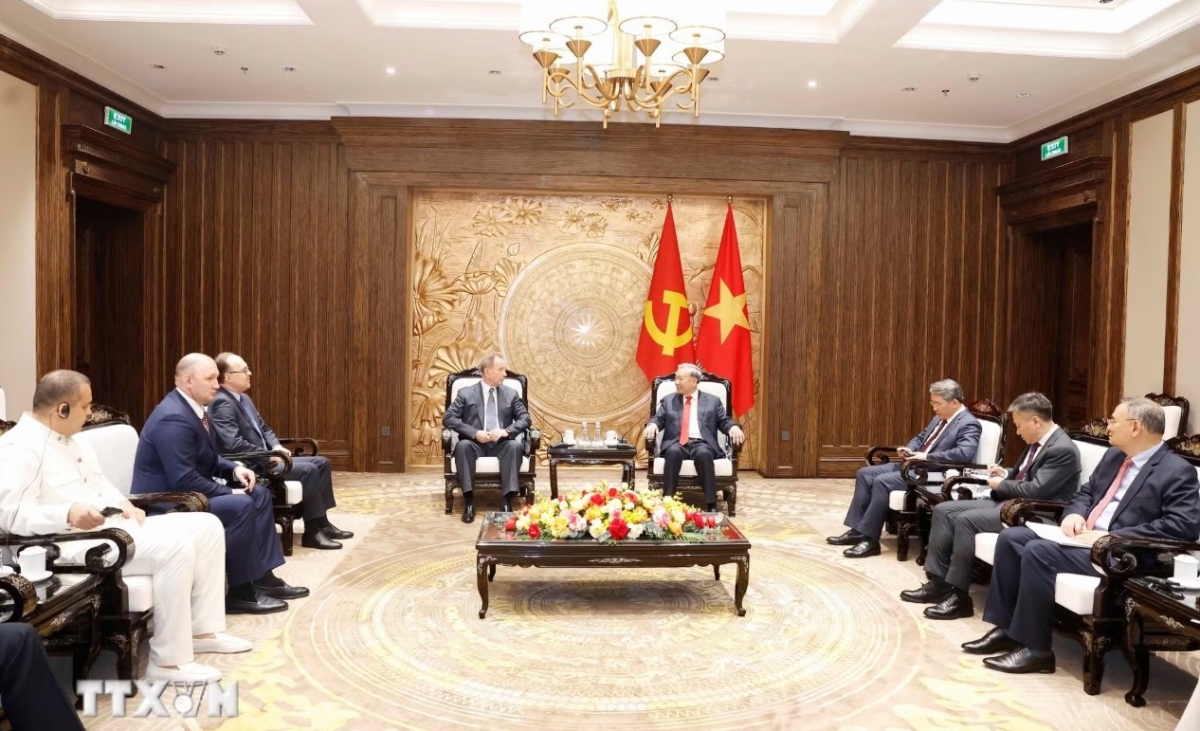 トー・ラム党書記長　ヴィクトル・ゾロトフ隊長と会見　写真：Thống Nhất/TTXVN