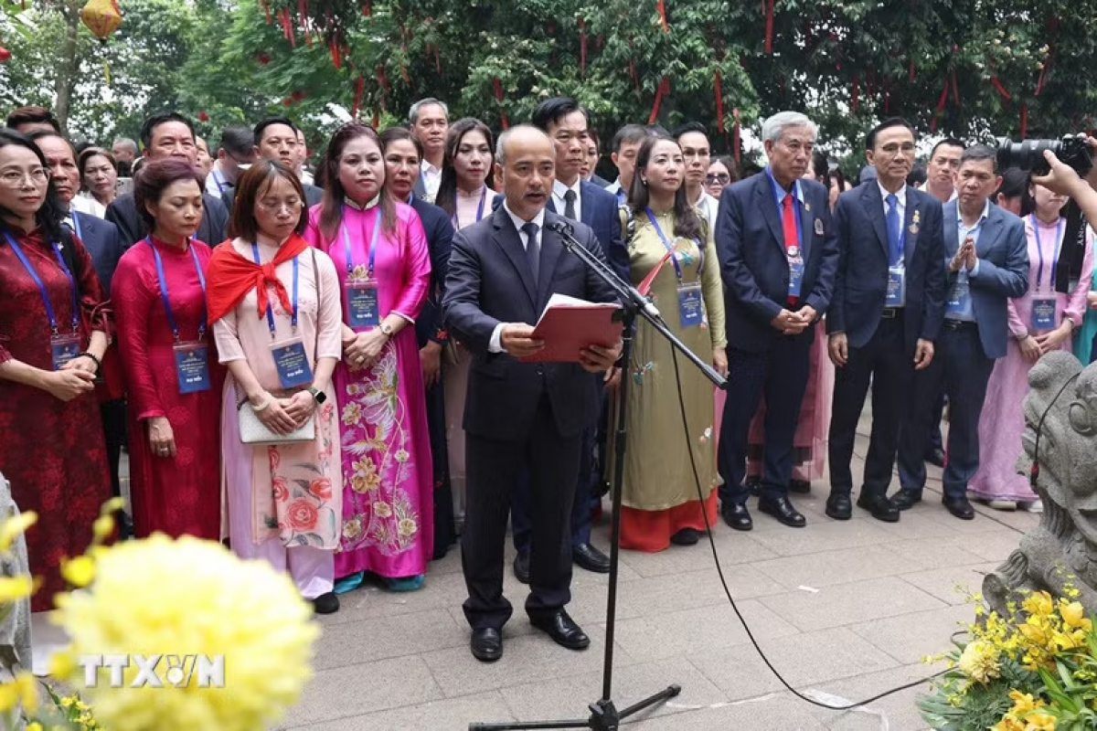 Chủ nhiệm Ủy ban Nhà nước về người Việt Nam ở nước Nguyễn Trung Kiên thay mặt đoàn đại biểu kiều bào báo công với các Vua Hùng. Ảnh: Tạ Toàn/TTXVN