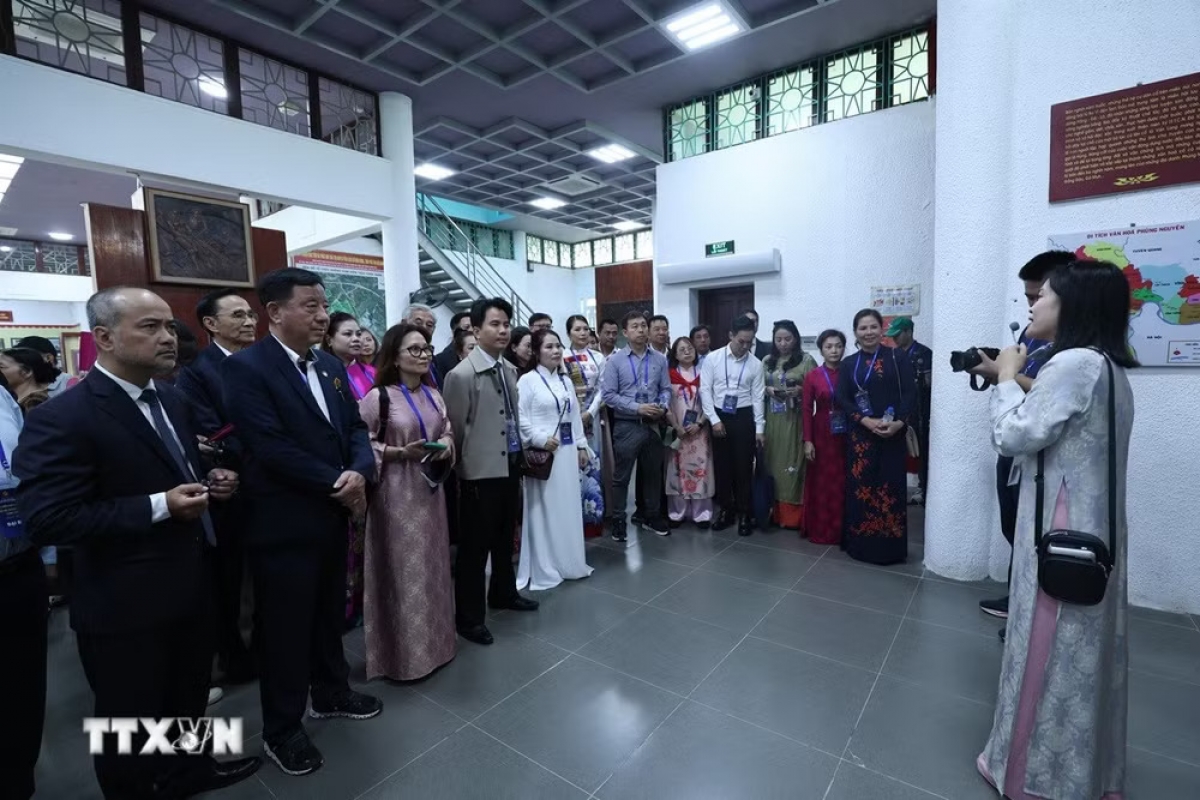  Đoàn kiều bào đến từ 20 quốc gia tìm hiểu và tham quan Bảo tàng Hùng Vương trong khuôn viên Khu Di tích lịch sử Đền Hùng. Ảnh: Tạ Toàn/TTXVN