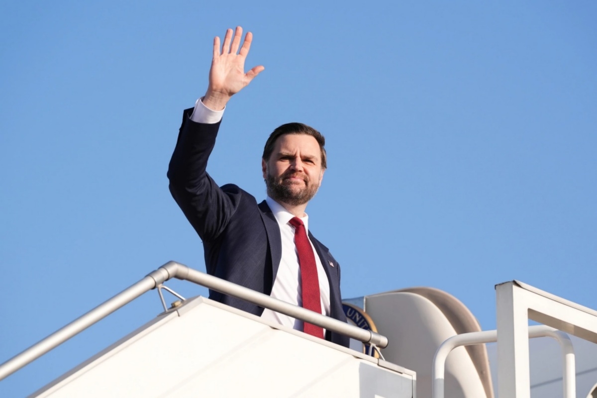 US Vice President JD Vance boards Air Force Two after attending talks on Iran in Islamabad on April 12, 2026 (Photo: AP)