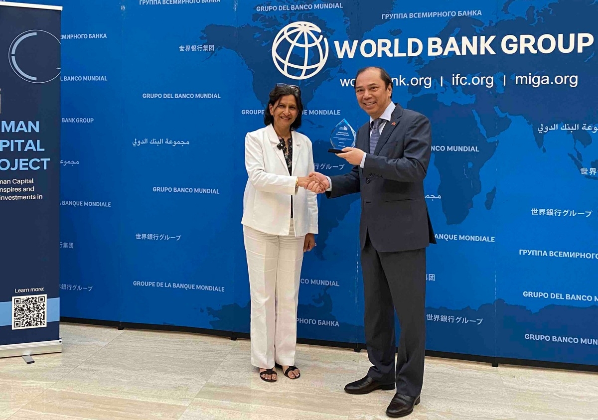 Mamta Murthi, Wakil Ketua Urusan Bidang Sumber Daya Manusia WB, menyerahkan penghargaan kepada Duta Besar Nguyen Quoc Dung. Foto: Quang Trung/VOV-Washington