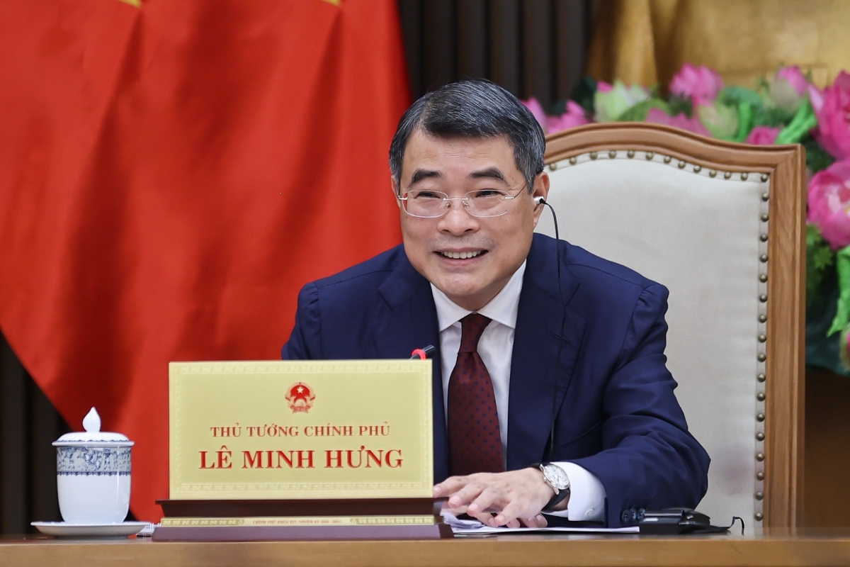 Prime Minister Le Minh Hung holds a phone talk with Singaporean Prime Minister Lawrence Wong. (Photo: Lai Hoa/VOV)