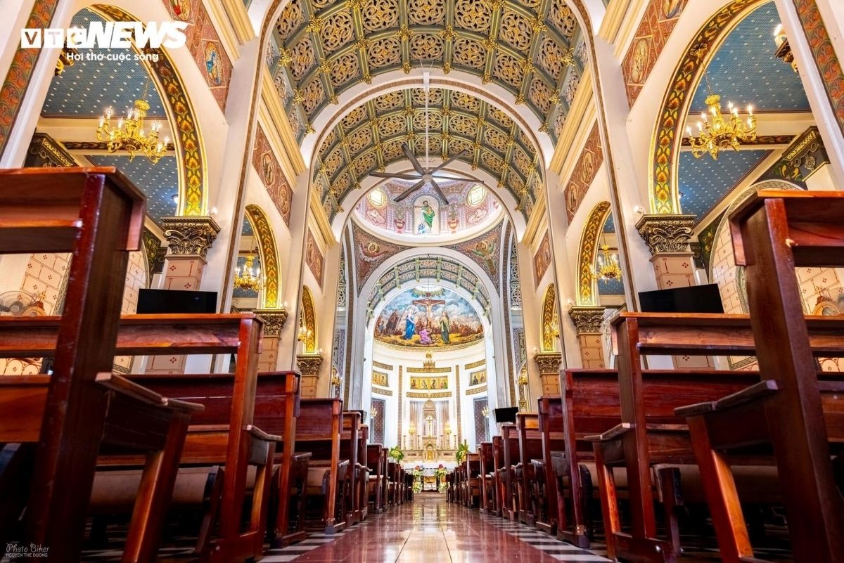 Aujourd'hui, à 102 ans, l'église Hanh Thông Tây conserve avec une netteté remarquable son style byzantin d'origine — une rareté difficile à trouver au sein d'une métropole en transformation constante.