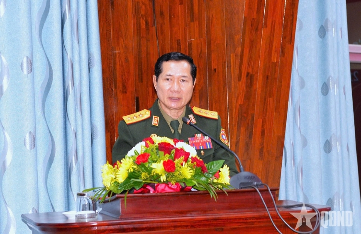 Generalleutnant Saichay Kommasith spricht auf der Zeremonie. (Foto: qdnd.vn)