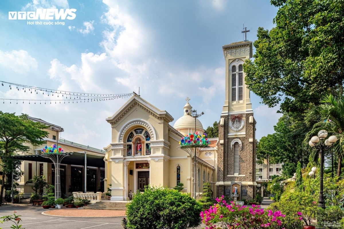 ບໍ່ພຽງແຕ່ແມ່ນກິດຈະກຳດ້ານສາສະໜາເທົ່ານັ້ນ, ໂບດແຫ່ງນີ້ໄດ້ກາຍເປັນແຫ່ງເກັບຮັກສາຄວາມຊົງຈຳດ້ານສະຖາປັດຕະຍາກຳ, ແຫ່ງທີ່ແສງສະຫວ່າງ, ຫີນ ແລະ ເລລາ ພ້ອມກັນເລົ່າເລື່ອງລາວທີ່ແກ່ຍາວກວ່າໜຶ່ງສະຕະວັດ.