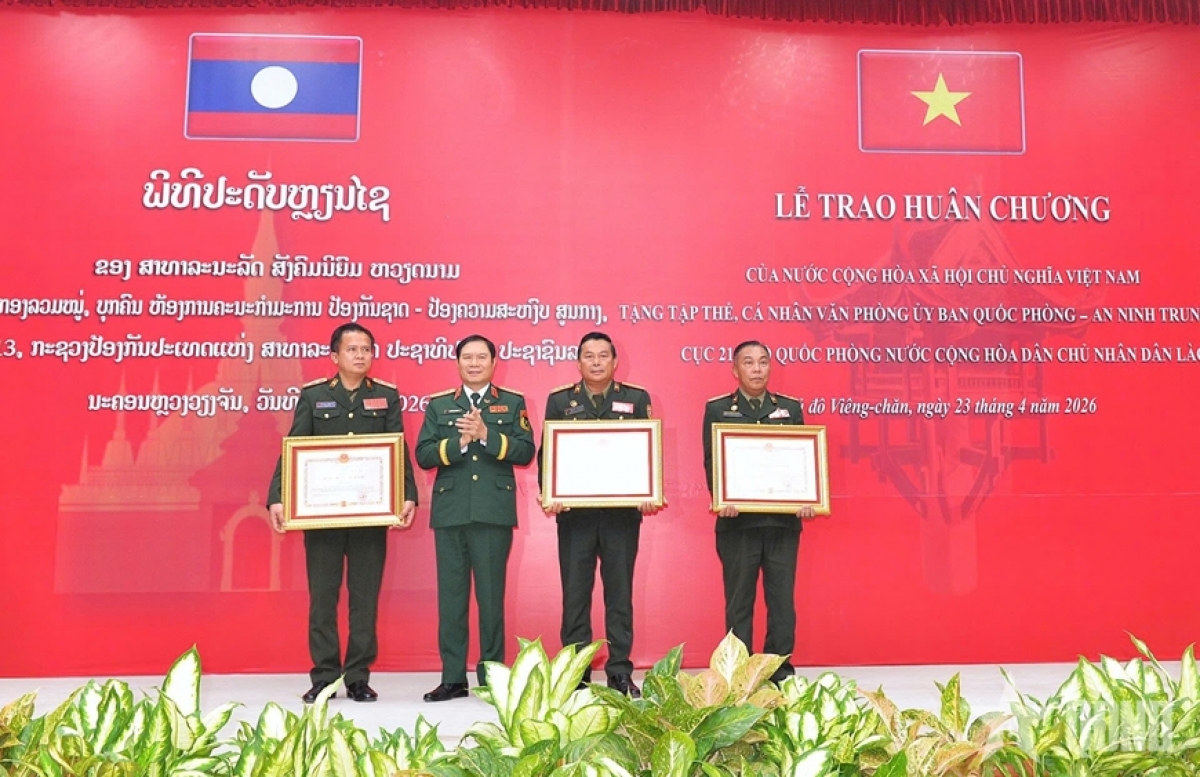 国防部副部长阮新疆大将受国家主席的委托向老挝集体及个人授予勋章。