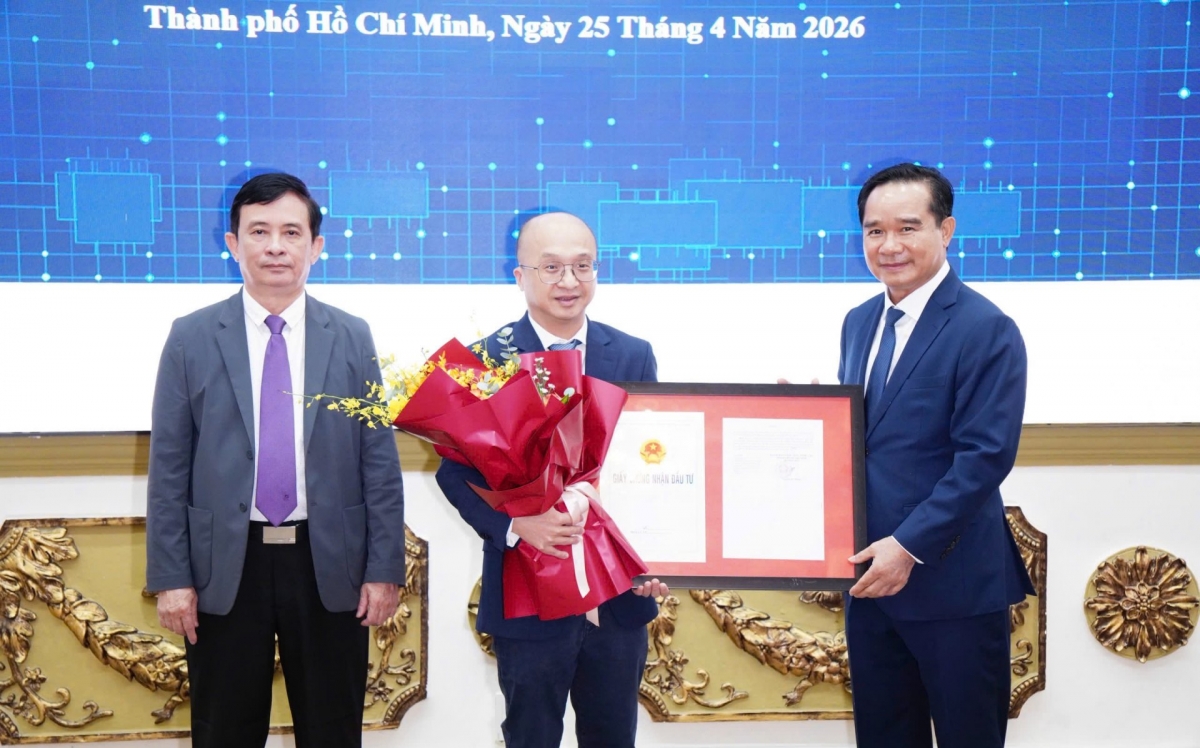 Ho Chi Minh City leaders present investment certificate to a representative of Tam Anh High-Tech Center. Photo: VOV-HCMC