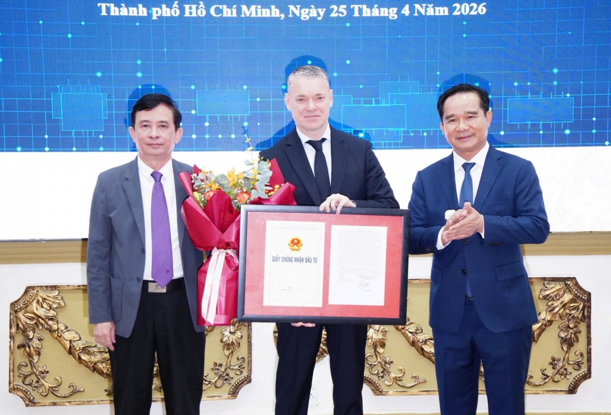 Chairman of the Ho Chi Minh City People's Committee Nguyen Van Duoc presents investment certificates to businesses. Photo: VOV-HCMC