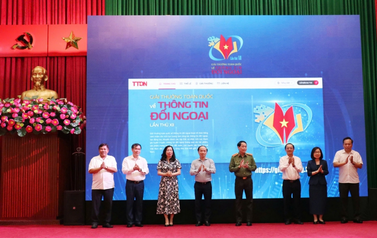 Các đại biểu thực hiện nghi thức phát động Giải thưởng toàn quốc về thông tin đối ngoại lần thứ XII, năm 2026 - Ảnh: VGP/LA