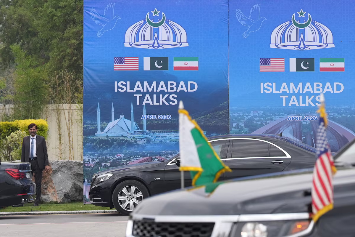 Panneau annonçant des négociations entre les États-Unis et l’Iran visant à mettre fin au conflit au Moyen-Orient, à Islamabad (Pakistan). Photo: Jacquelyn Martin/Pool via REUTERS
