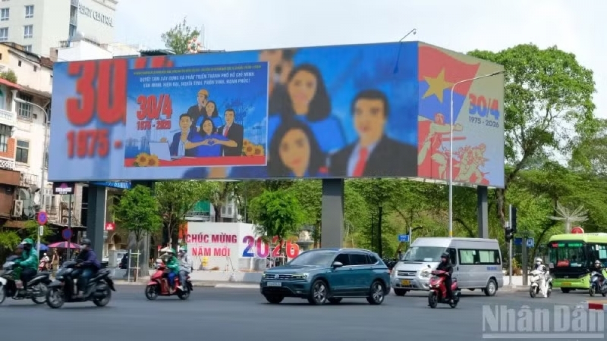 Ciudad Ho Chi Minh está engalanada con banderas y pancartas para celebrar el 51.º aniversario de la Liberación del Sur y la Reunificación Nacional. Foto: nhandan.vn