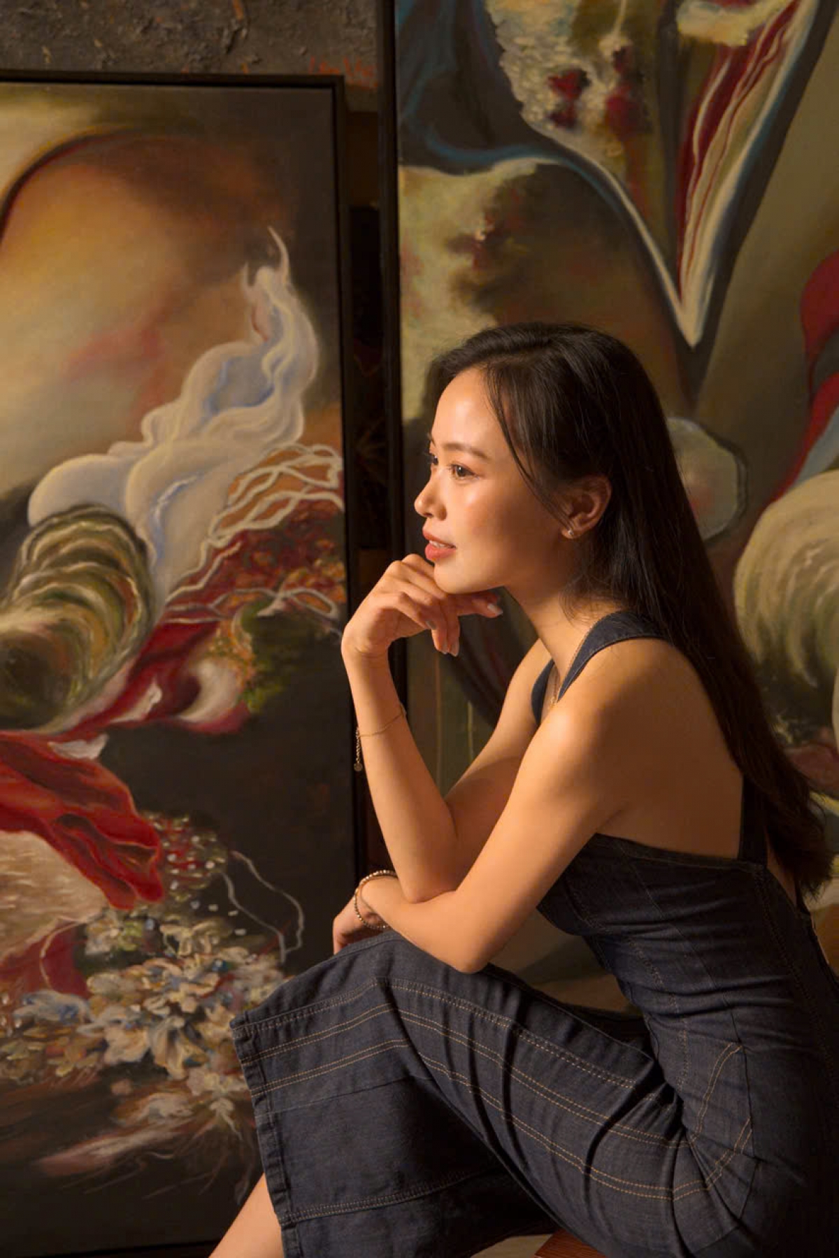 Hoạ sĩ Vân Guillemin trưng bày 19 tác phẩm sáng tác tại Pháp trong triển lãm lần này tại Hà Nội. Ảnh: NVCC