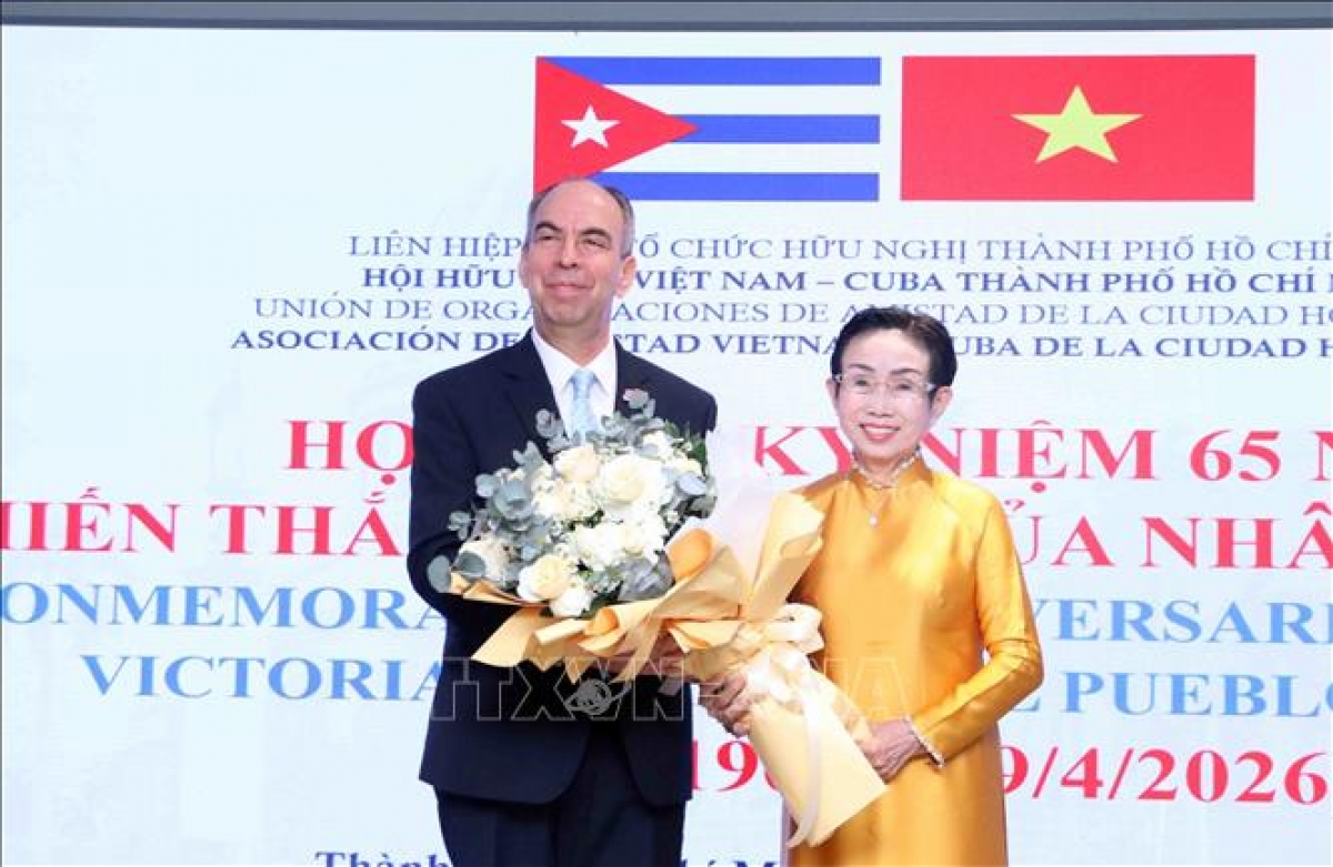Bà Trương Thị Hiền, Chủ tịch Hội hữu nghị Việt Nam - Cuba Thành phố Hồ Chí Minh, tặng hoa chúc mừng ông Rogelio Polanco Fuentes, Đại sứ Cộng hòa Cuba tại Việt Nam. Ảnh: TTXVN