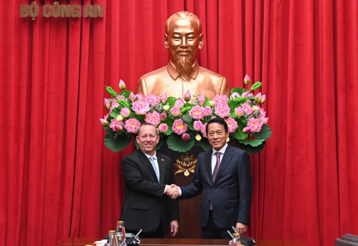 Bộ trưởng Lương Tam Quang và Đại biện John W. McIntyre. Ảnh: bocongan.gov.vn