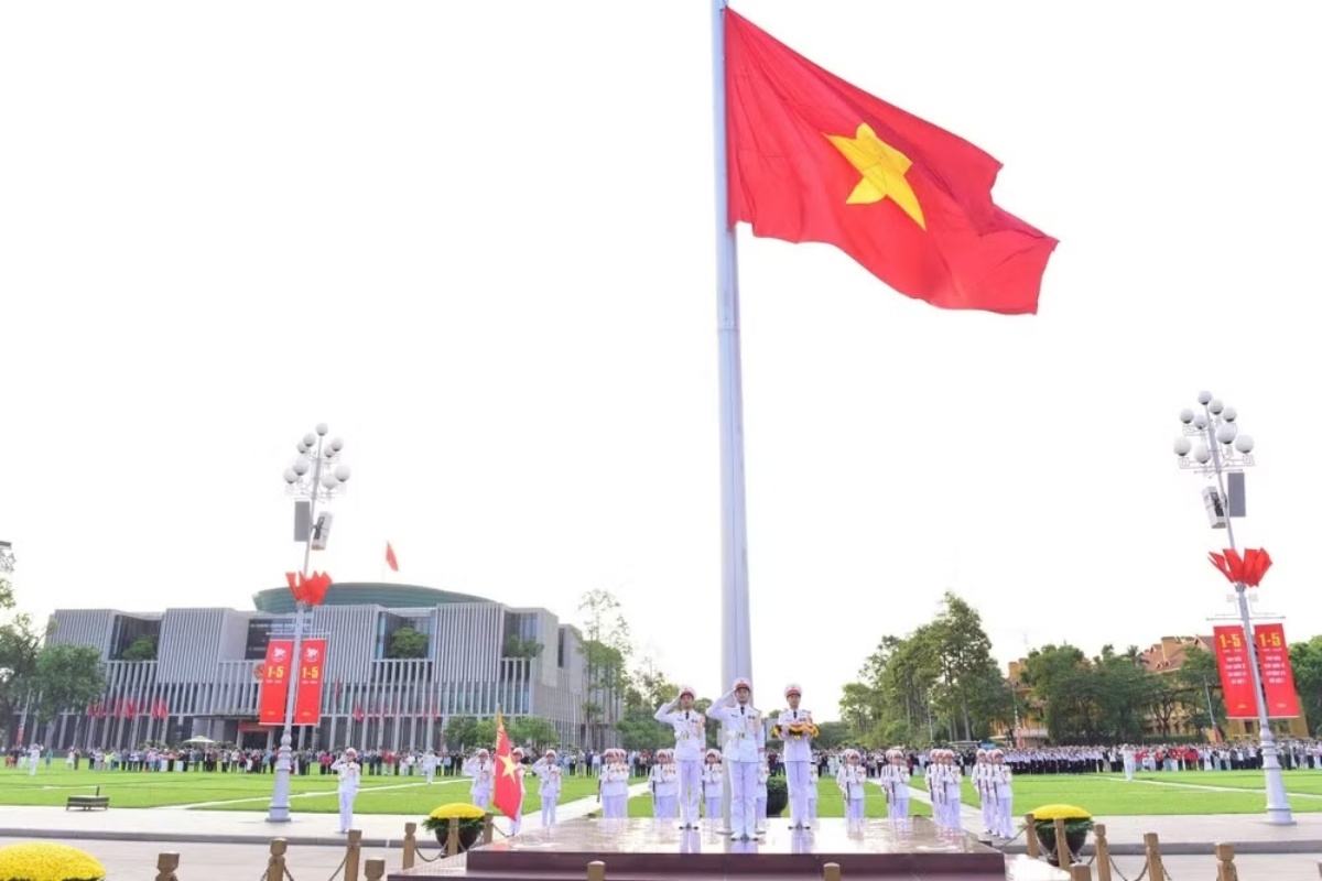 Upacara pengibaran bendera di Mausoleum Ho Chi Minh pada pagi hari tanggal 30 April 2026. Foto: nhandan.vn