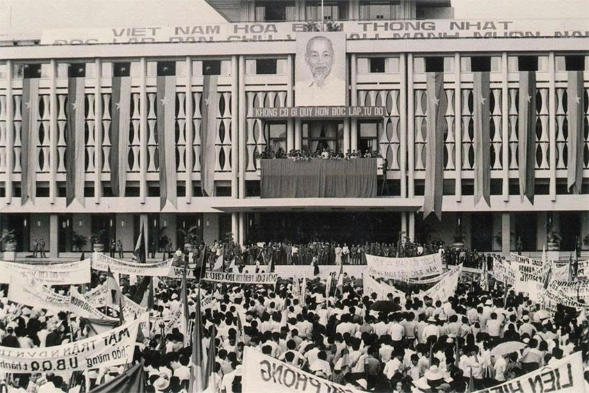 Rapat umum untuk menyambut Komite Administrasi Militer Kota Sai Gon pada 7 Mei 1975. Foto: qdnd.vn