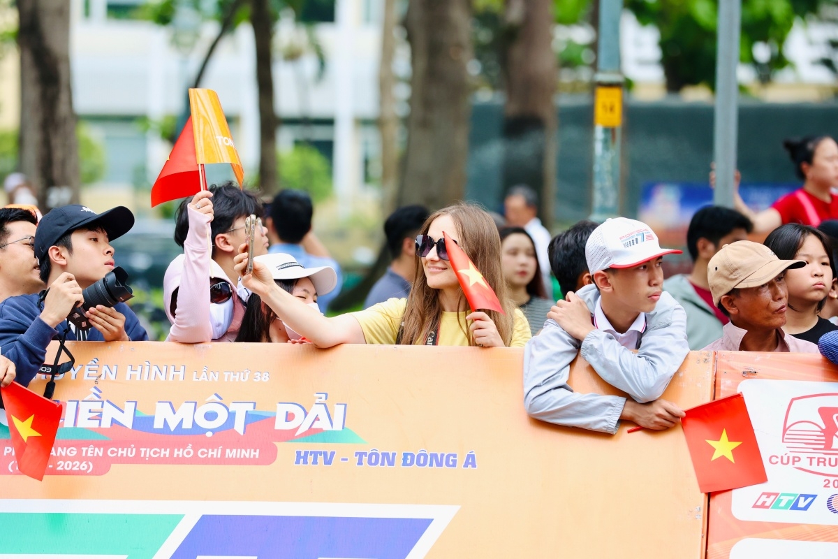 Banyak wisman juga tertarik dan berbaur dalam suasana meriah tanggal 30 April di Kota Ho Chi Minh. Foto: Ty Huynh/VOV