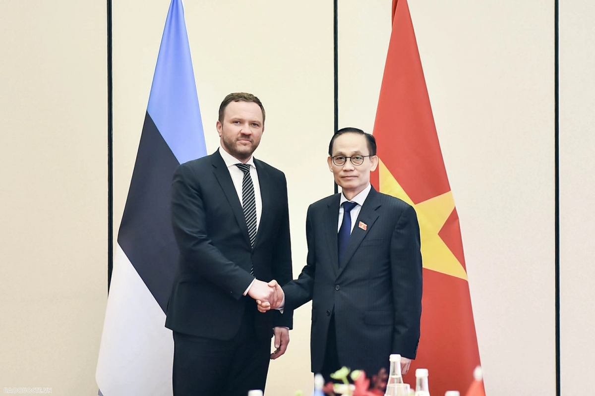 El ministro de Relaciones Exteriores de Vietnam, Le Hoai Trung (d), y su homólogo de Estonia, Margus Tsahkna (i). Foto: baoquocte.vn