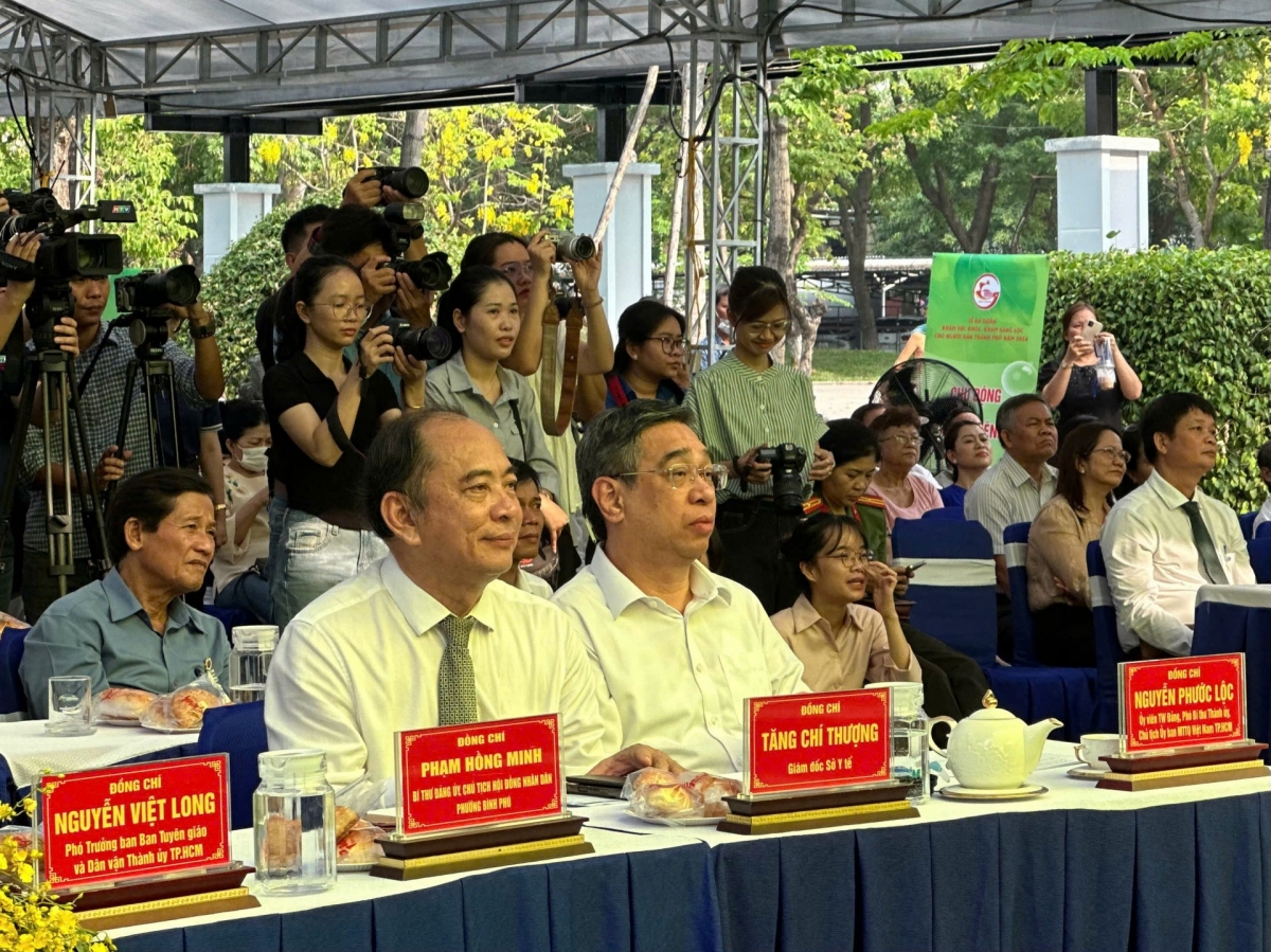 Lãnh đạo TPHCM dự lễ ra quân khám sức khỏe. Ảnh: VOV-TPHCM