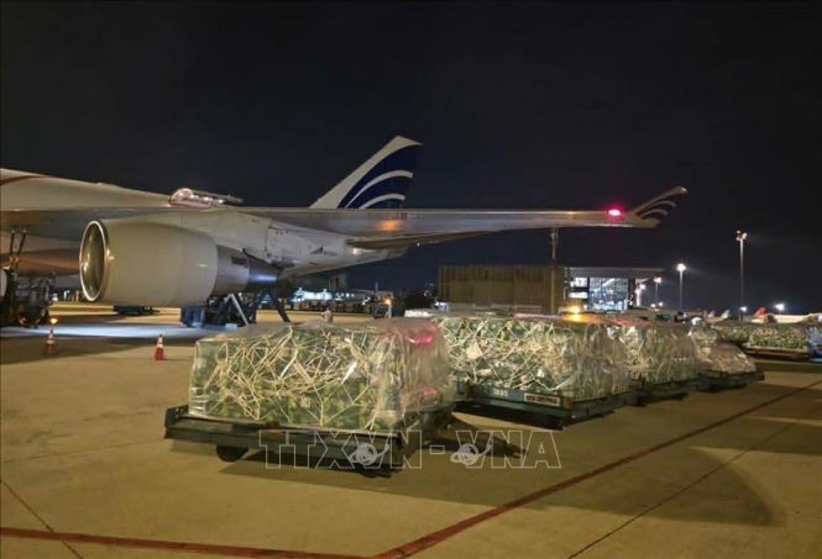 The shipments are unloaded at the airport. (Photo: VNA)