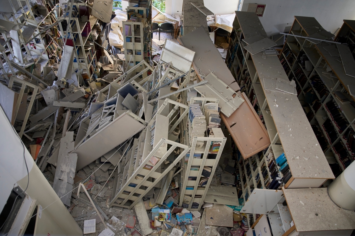 Еврейская школа для девочек, поврежденная в результате ракетного удара в Тель-Авиве 6 апреля 2026 года. Фото: AP/Ohad Zwigenberg