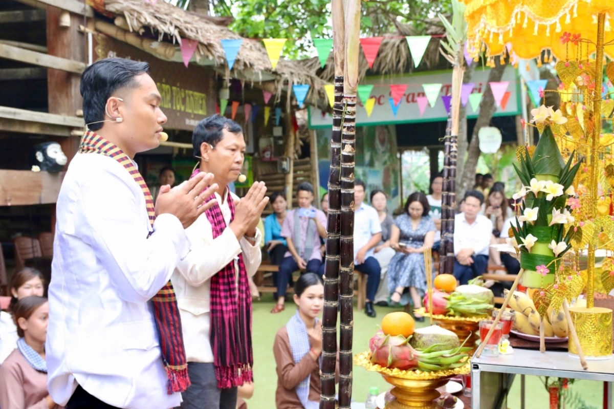 ការសម្តែងឡើងវិញនៃពិធីបុណ្យ Ok Om Bok របស់ជនជាតិខ្មែរនៅភូមិវប្បធម៌ និងទេសចរណ៍បណ្តាជនជាតិវៀតណាម (ឃុំ Doai Phuong ទីក្រុងហាណូយ) (រូបថត៖ Khanh Linh/congluan.vn)