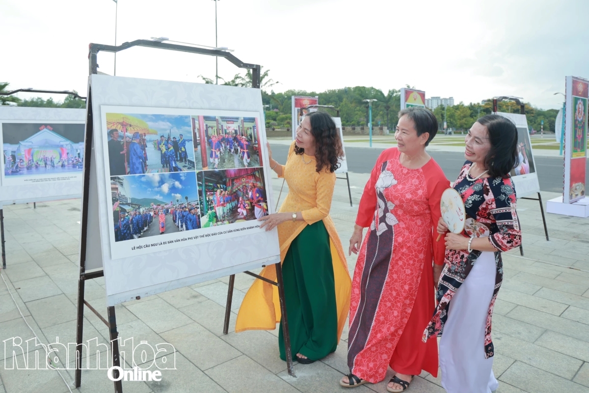 ប្រជាជនកំពុងមើលរូបថតនៅឯពិព័រណ៍ "វប្បធម៌ចម្រុះពណ៌របស់ក្រុមជនជាតិវៀតណាម" (រូបថត៖ baokhanhhoa.vn)