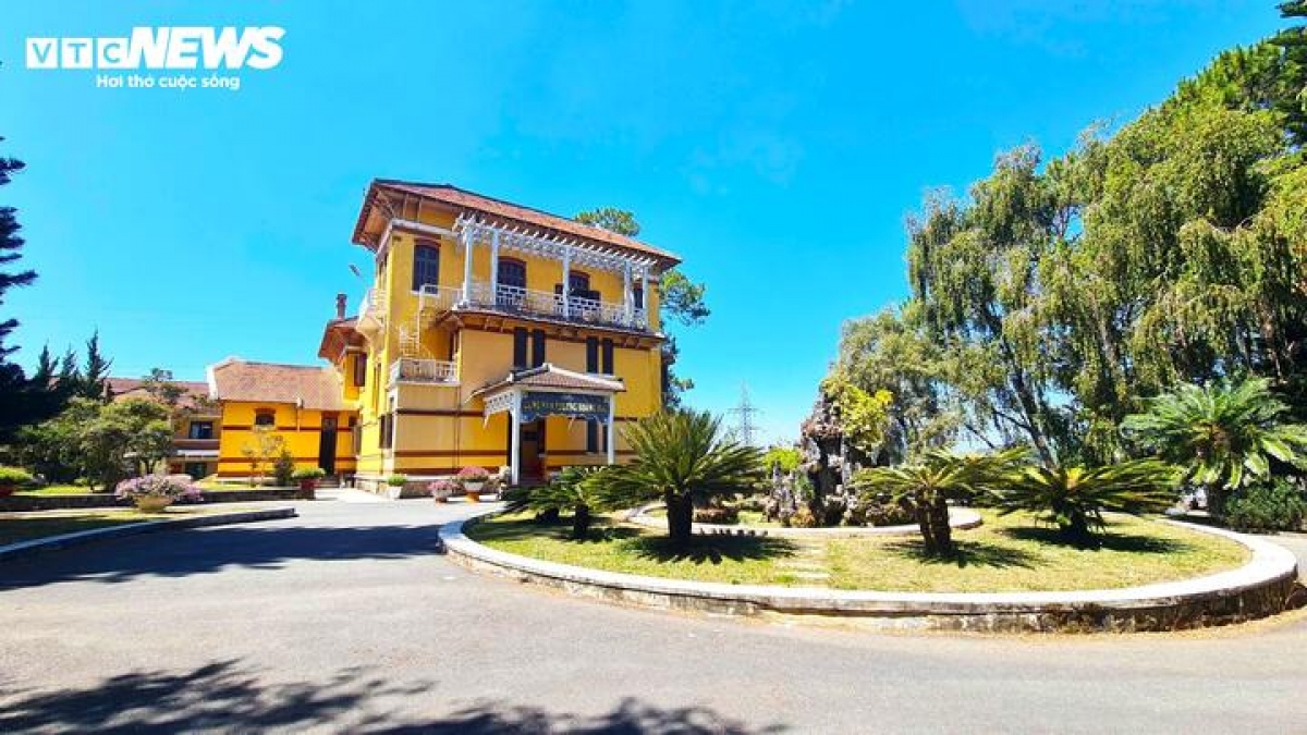 Ẩn mình giữa cao nguyên sương lạnh, không chỉ có thông reo và biệt điện cổ kính, Đà Lạt còn lưu giữ một “kho báu” đặc biệt của lịch sử Việt Nam. Hơn 120 hiện vật cung đình triều Nguyễn từng theo chân vua Bảo Đại rời Huế lên cao nguyên đã trải qua hành trình lưu lạc, bị cất giấu suốt nhiều thập kỷ trước khi dần được hé lộ tại Bảo tàng tỉnh Lâm Đồng.