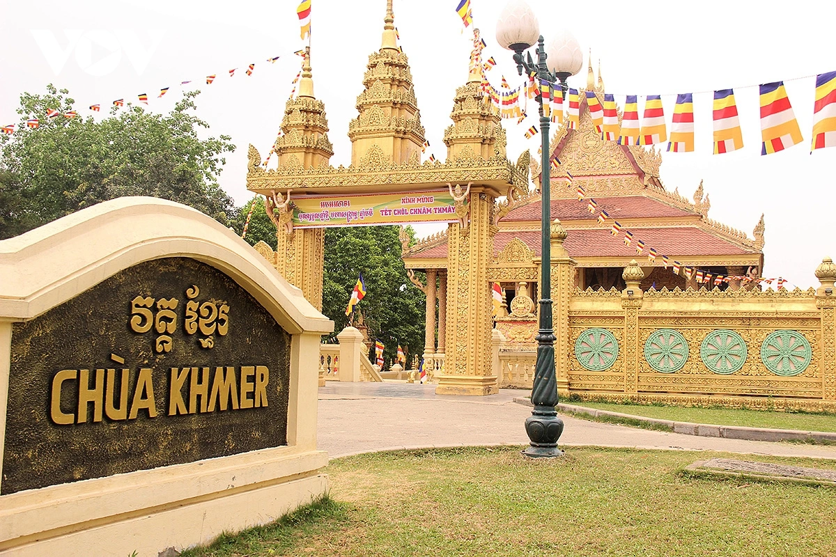 Chôl Chnăm Thmây là lễ hội mừng năm mới theo lịch cổ truyền của dân tộc Khmer (khoảng giữa tháng Tư dương lịch). “Chôl” nghĩa là “Vào” và “Chnăm Thmây” là “Năm mới”.