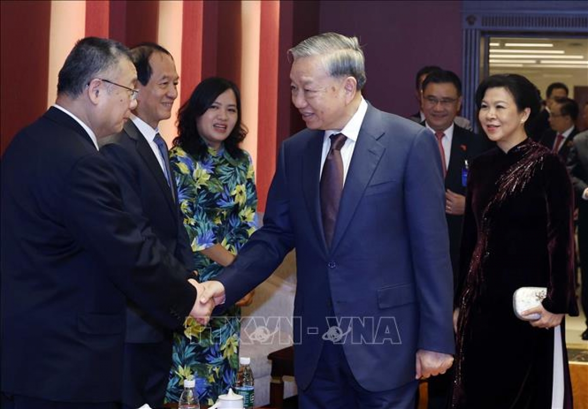 Sekjen sekaligus Presiden To Lam bertemu dengan para komandan, pakar, dan cendekiawan persahabatan Vietnam-Tiongkok. Foto: VNA
