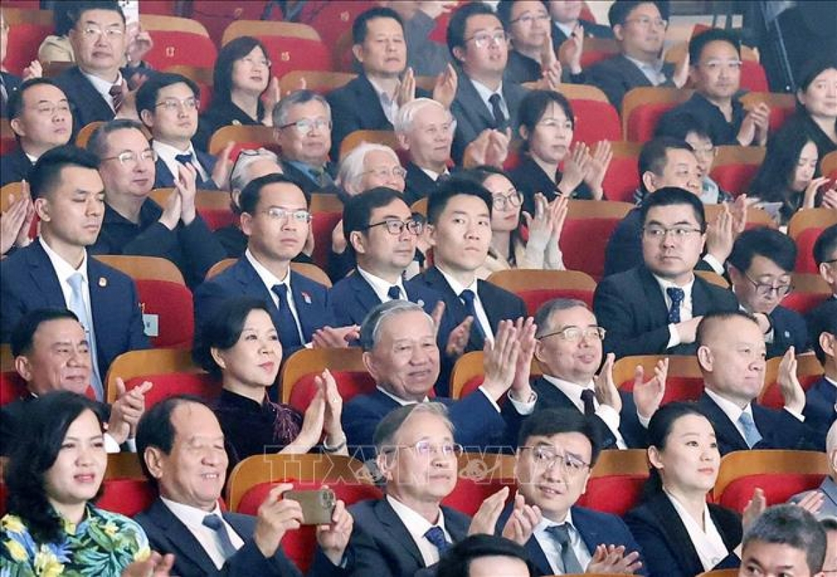 Sekjen sekaligus Presiden To Lam menghadiri Program Kesenian Persahabatan Vietnam-Tiongkok. Foto: VNA